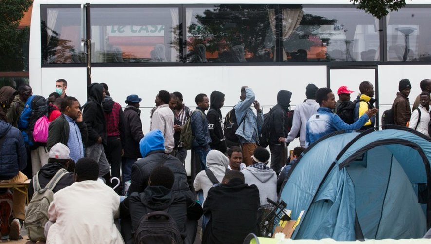 Evacuation de migrants installés dans les Jardins d'Eole le 6 juin 2016 à Paris