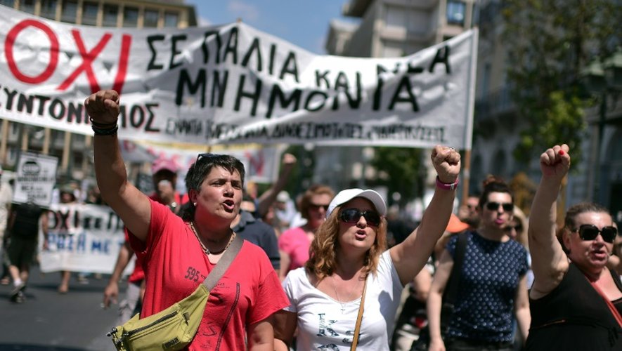 Manifestation à Athènes, le 15 juillet 2015, alors qu'une grève paralyse le secteur public, pour protester contre les mesures de rigueur prévues par l'accord signé avec les créanciers