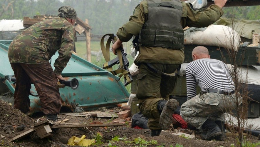Des soldats ukrainiens tirent sur des positions prorusses, le 30 mai 2015 près de Donetsk, dans l'est du pays