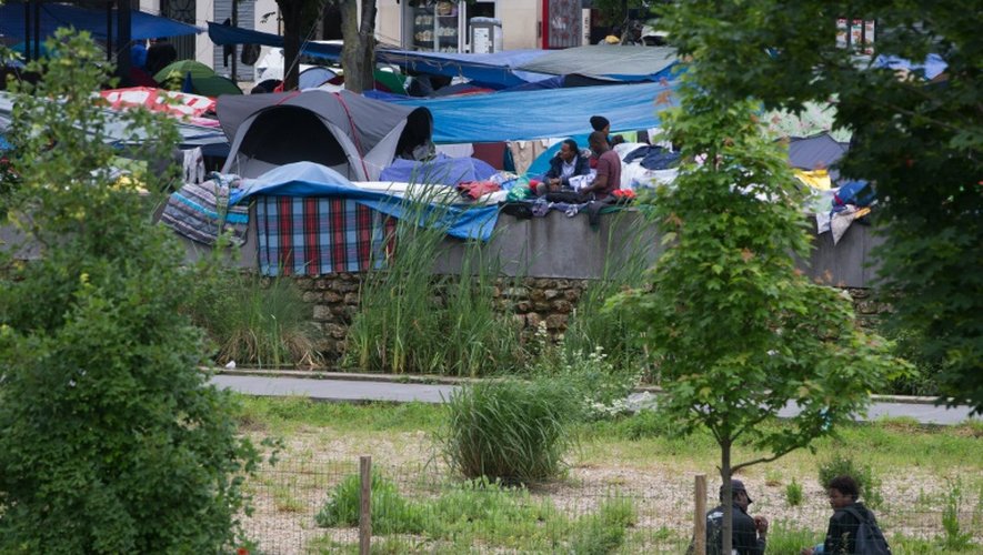 Des migrants installés le 4 juin 2016 dans les Jardins d'Eole à Paris