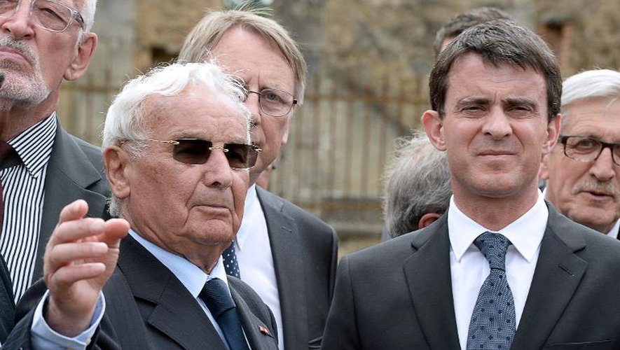 Le Premier ministre Manuel Valls écoute Robert Hebras, 86 ans,  un des rare survivants du massacre d'Oradour-sur-Glane, lors des célébrations marquant le 70e anniversaire de cette tragédie, le 10 juin 2014