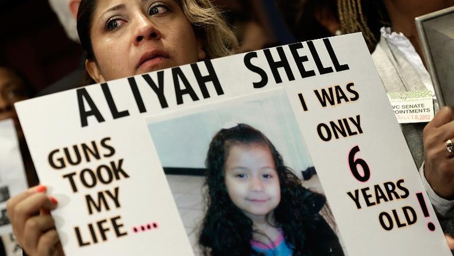 Diana Aguilar montre une photo de sa fille, tuée dans une fusillade à l'école de Sandy Hook, et appelle à une réforme de la législation sur les armes à feu, à Washington, le 18 septembre 2013