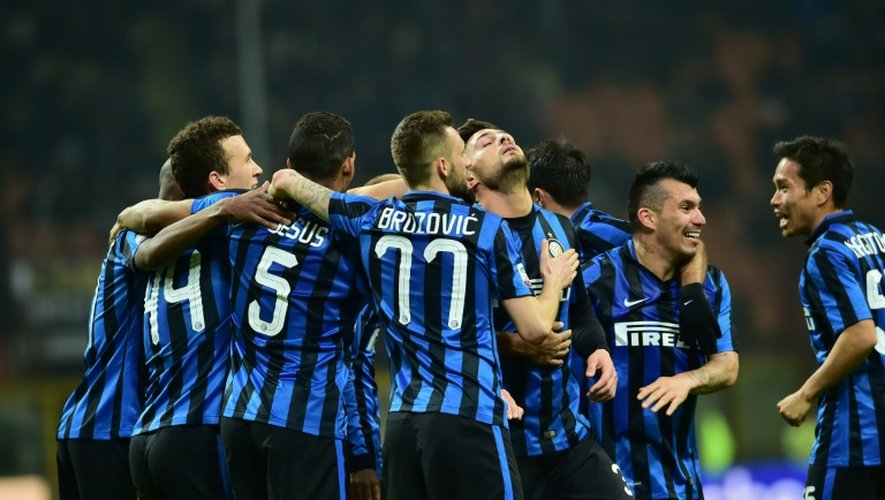 Les joueurs de l'Inter Milan se congratulent après un but contre Bologne, le 12 mars 2016 à San Siro