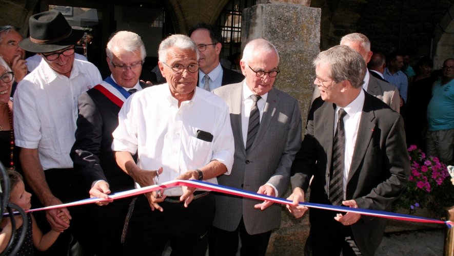 Jean-Marie Périer a coupé le ruban entouré notamment par le maire Pierre Costes, le président du conseil régional Martin Malvy, le préfet Jean-Luc Combe et le président de l’association Gérard Colonges (avec un chapeau).