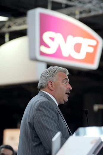 Le secrétaire d'Etat aux Transports Frédéric Cuvillier sous un panneau de la SNCF lors d'une crémonie, le 10 juin 2014 à Paris
