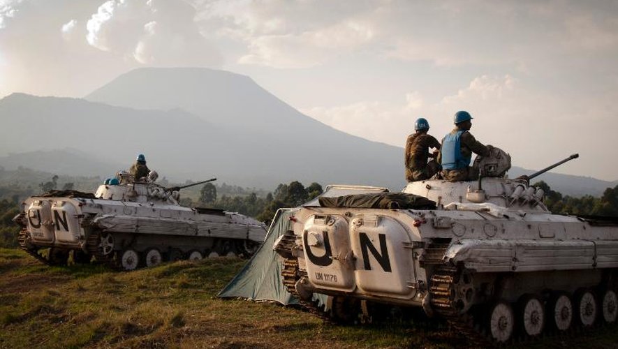 Des casques bleus de la Mission des Nations unies au Congo (Monusco) assis sur des tanks, le 13 août 2012 à Kibati, à 10 km de Goma