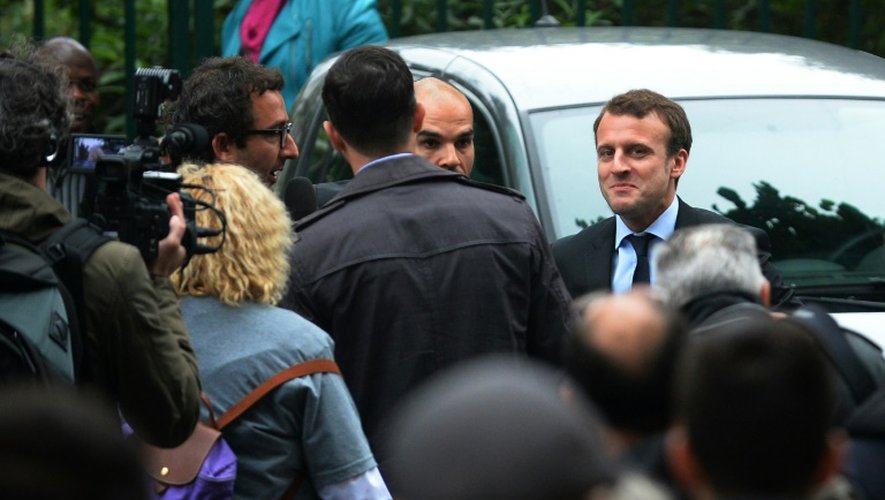 Le ministre de l'Economie Emmanuel Macron lors de son déplacement à Montreuil près de Paris, le 6 mai 2016