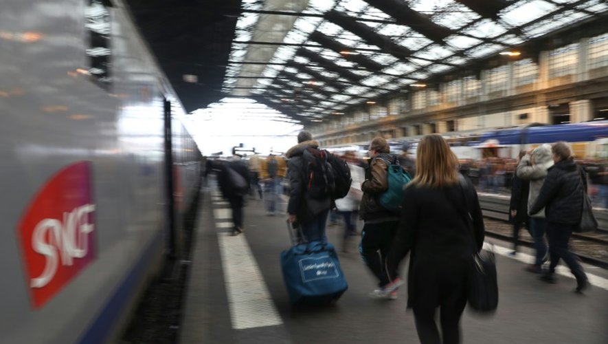 Des voyageurs le 1er juin 2016 gare de Lyon à Paris