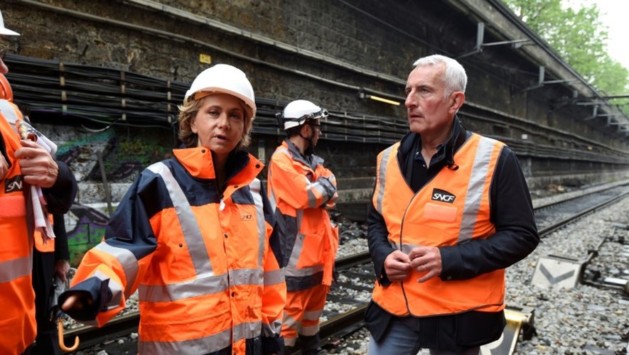 La présidente de la région Ile-de-France Valerie Pecresse et le président de SNCF Guillaume Pepy sur les rails du RER C le 4 juin 2016 à Paris