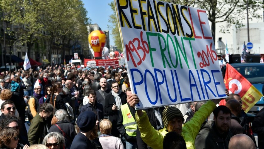 Un manifestant brandit une pancarte lors d'une manifestation le 1er mai 2016 à Paris