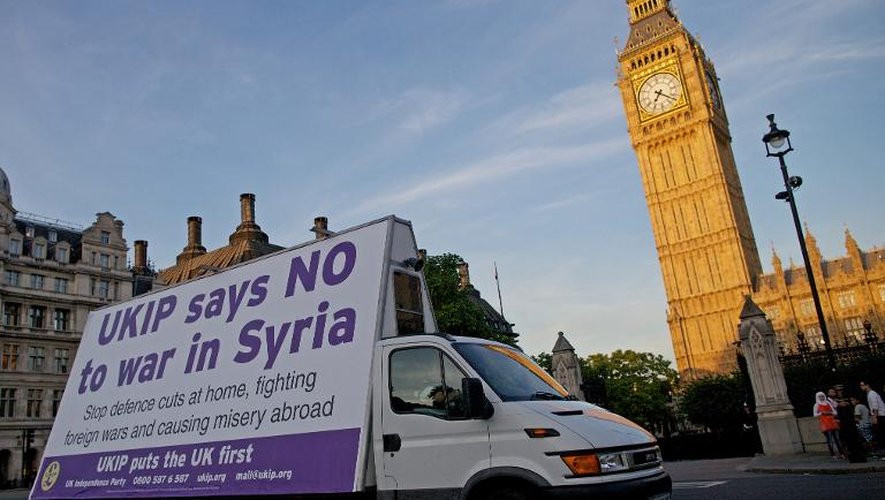 Un camion du Parti Indépendant contre une intervention militaire en Syrie, passe le 29 août 2013 devant le Parlement à Londres