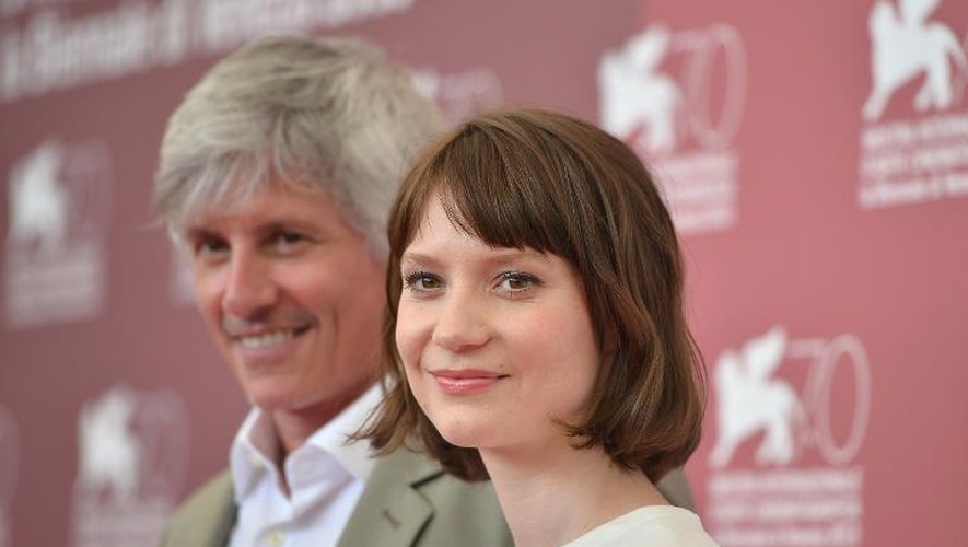 Le réalisateur américain John Curran pose le 29 août 2013 avec l'actrice australienne Mia Wasikowska à la Mostra de Venise