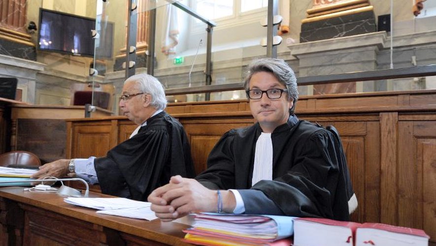 Arnaud Dupin (d) et Benoît Ducos-Ader, les avocats du médecin  urgentiste Nicolas Bonnemaison, aux assises de Pau, le 11 juin 2014