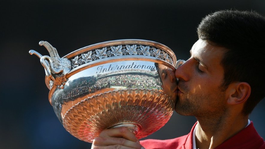 Le Serbe Novak Djokovic embrasse le trophée de Roland-Garros, le 5 juin 2016