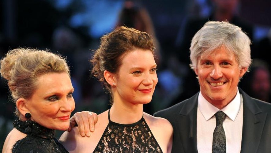 Le réalisateur John Curran pose avec l'actrice Mia Wasikowska (c) et l'écrivain Robyn Davidson (g) à la Mostra de Venise, le 29 août 2013