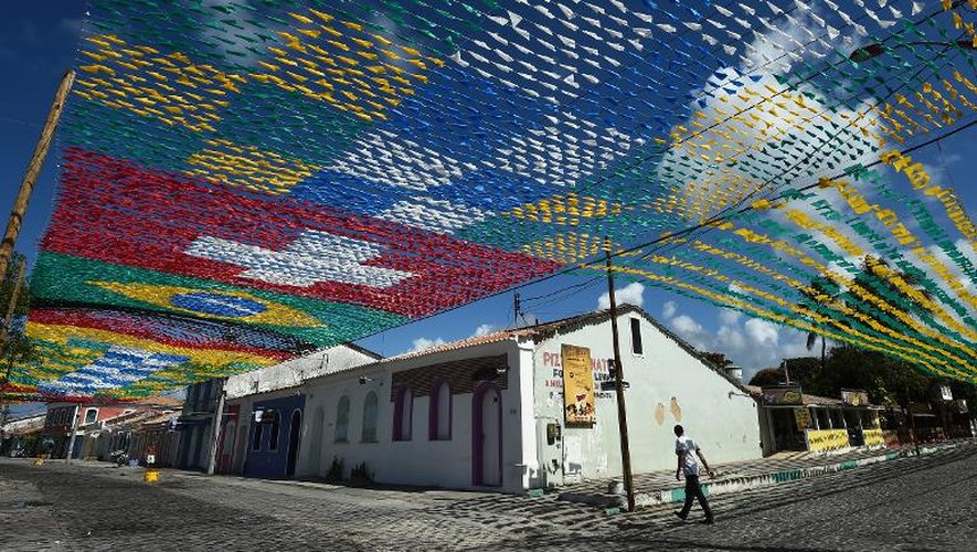Une rue de Porto Seguro au Brésil, aux couleurs des pays participant au Mondial, le 10 juin 2014