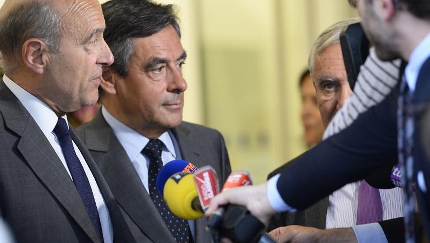 Les anciens Premiers ministres Alain Juppé (g) et François Fillon à l'issue de la réunion du bureau politique de l'UMP le 10 juin 2014 à Paris