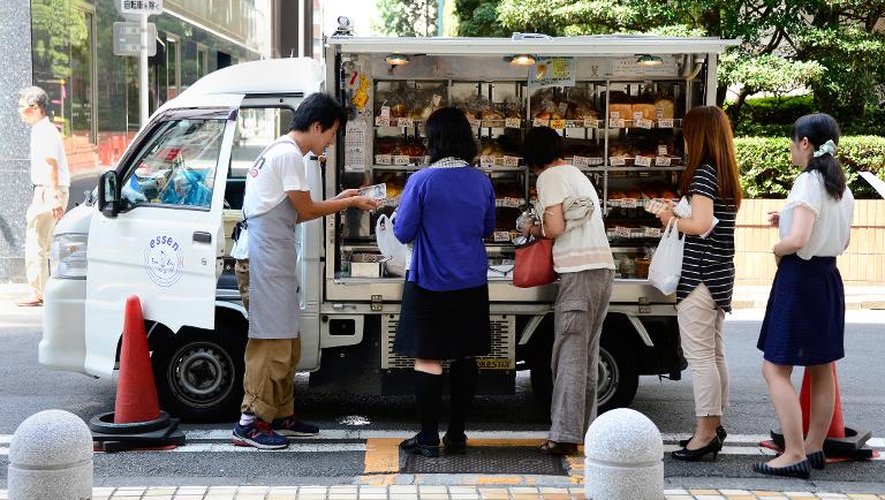 Un vendeur de pain ambulant, le 30 août 2013 à Tokyo