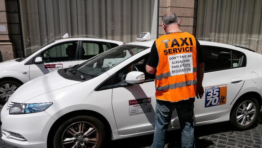 Un taxi italien manifeste le 11 juin 2014 à Rome contre le nombre croissant de voitures de tourisme avec chauffeur (VTC) qui leur font concurrence