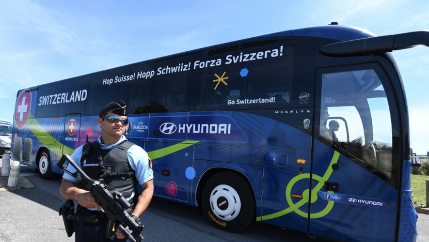 Un policier devant le bus de la sélection suisse, le 6 juin 2016 à Montpellier