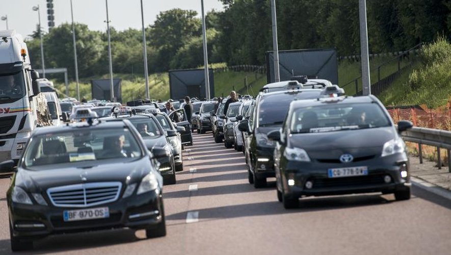 Des chauffeurs de taxi bloquent une autoroute près de l'aéroport de Roissy, le 11 juin 2014