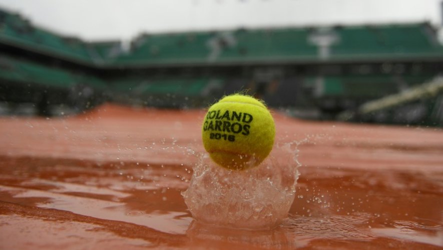 Une balle de tennis sur une bâche inondée à Roland-Garros, le 31 mai 2016