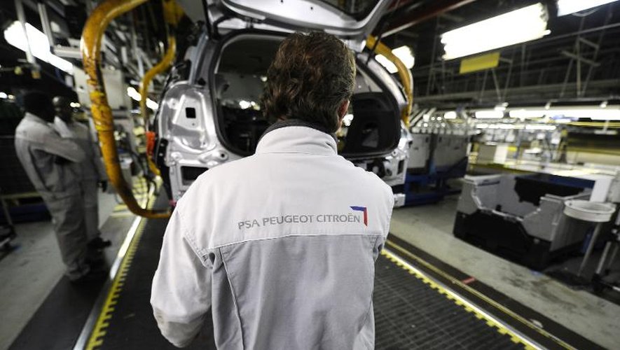 Un employé de PSA Peugeot-Citroën  sur une chaîne de production de l'usine d'Aulnay-sous-Bois, près de Paris, le 28 janvier 2013