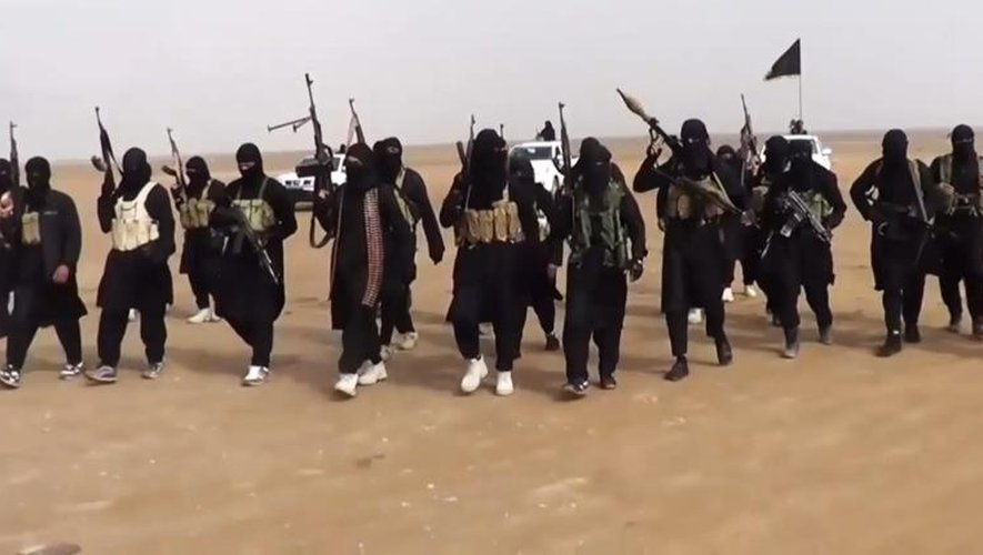 Photo prise à partir d'une vidéo de propagande diffusée par l'Etat islamique en Irak et au Levant (EIIL), le 11 juin 2014 et montrant un groupe de combattants réunis dans la province de Ninive en Irak