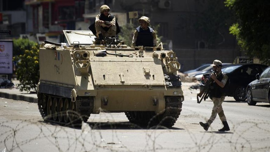 Des chars égyptiens déployés le 23 août 2013 au Caire
