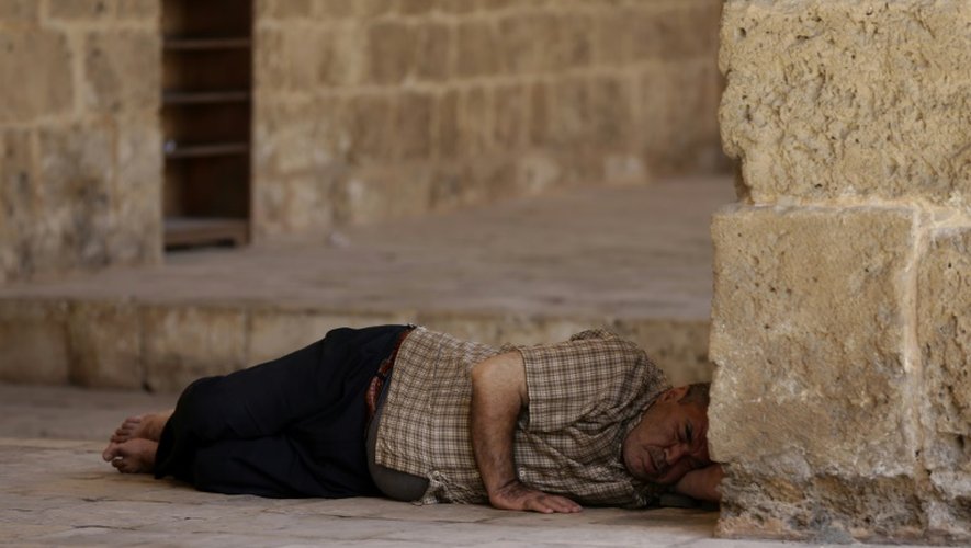 Un fidèle s'est endormi dans la mosquée al-Mansouri de Tripoli (Liban), le 6 juin 2016 premier jour du mois du ramadan