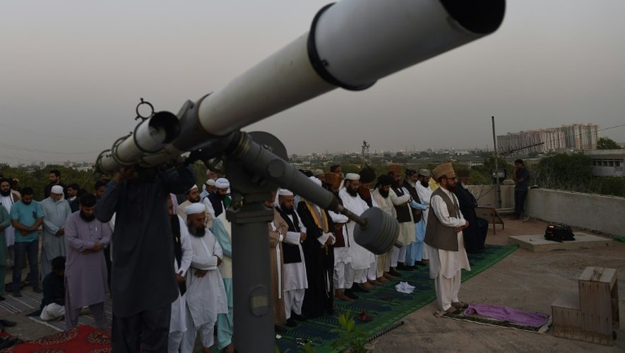 Le mufti Muneeb-ur-Rehman et ses fidèles guettent la première lune du mois de ramadan à Karachi, le 6 juin 2016