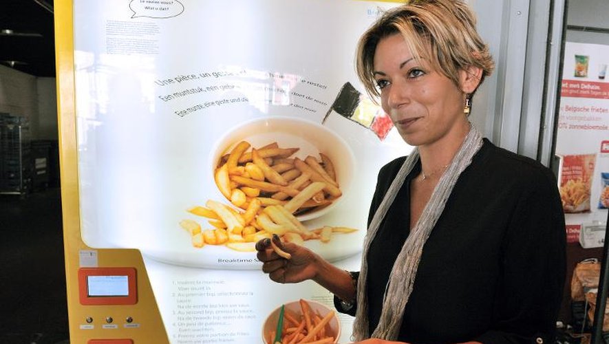 La directrice de la société qui a conçu le distributeur de frites fait une démonstration, le 29 août 2013 à Bruxelles