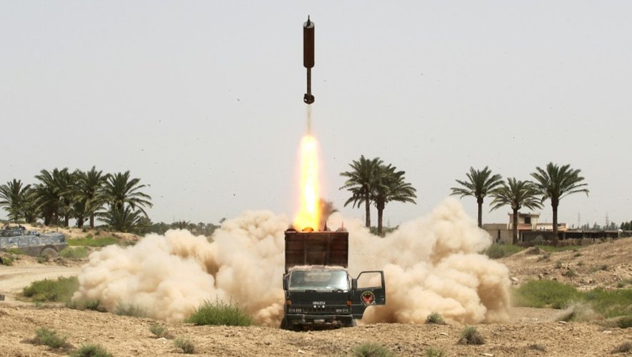 Les forces pro-gouvernementales irakiennes tirent des roquettes en direction des positions de l'EI à Fallouja, le 4 juin 2016