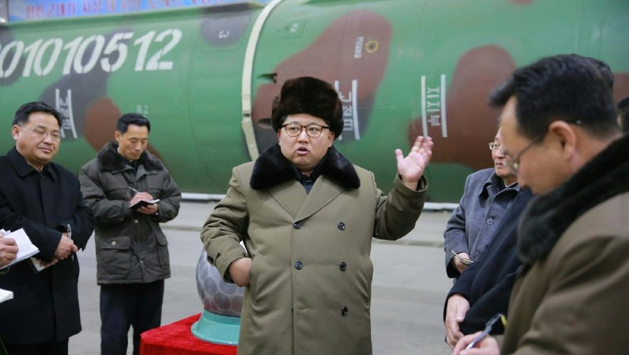 Une photo non datée distribuée par l'agence officielle nord-coréenne KCNA le 9 mars 2016 montrant le dirigeant nord-coréen Kim Jong-Un lors d'une rencontre avec des scientifiques dans un centre de recherche sur les armes nucléaires
