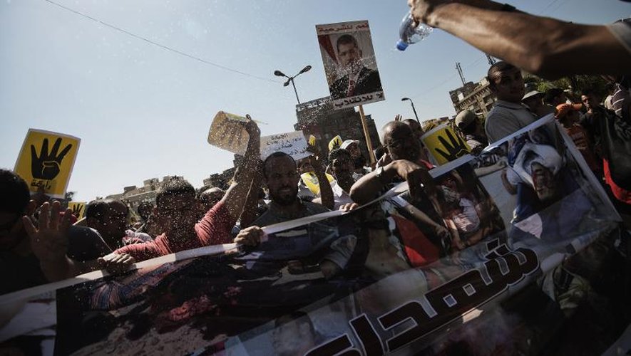 Des partisans des Frères musulmans manifestent au Caire le 23 août 2013