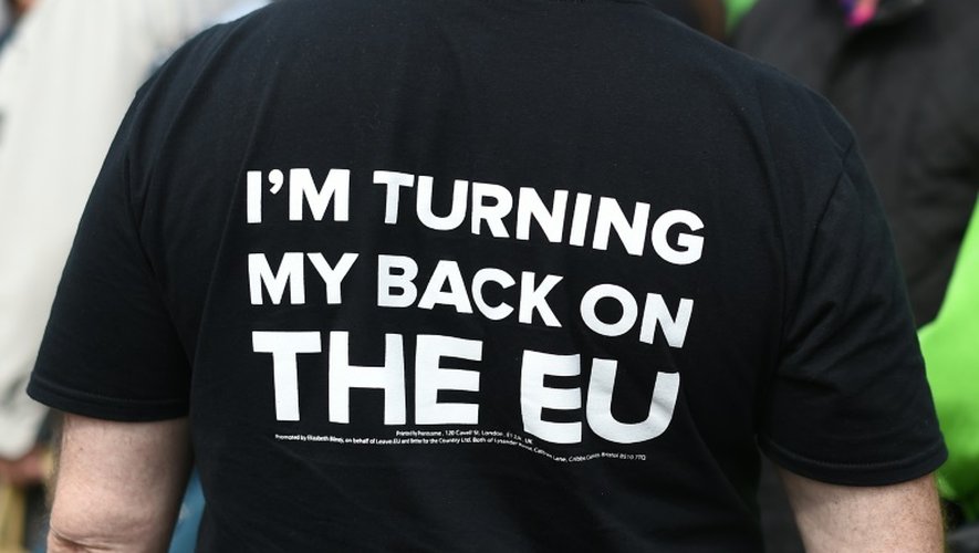 Les partisans du Brexit -ici l'un des leurs avec un tee-shirt "je tourne le dos à l'Union européenne" à Birmingham le 31 mai 2016 - en tête dans les sondages