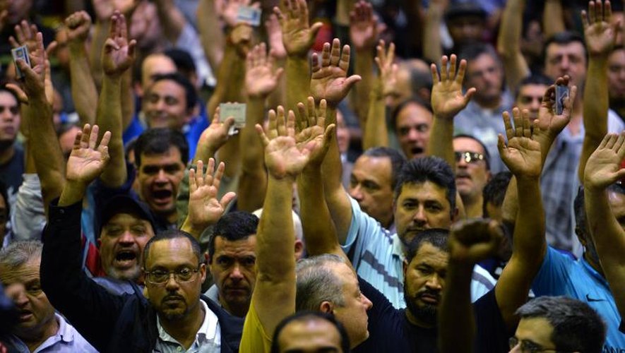 Les employés du métro votent la fin de la grève le 11 juin 2014 à Sao Paulo