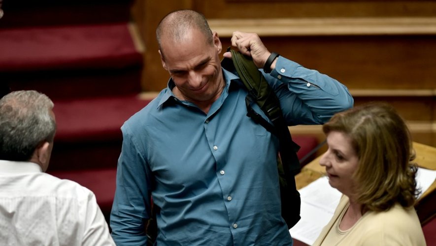 L'ex-ministre des Finances Yanis Varoufakis quitte l'hémicycle, lors d'une session parlementaire à Athènes le 15 juillet 2015