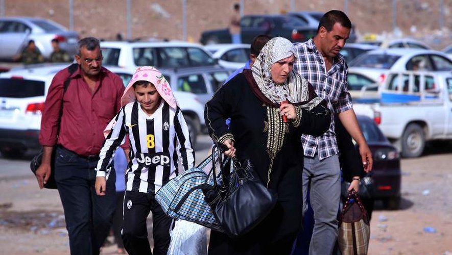 Des familles irakiennes fuyant les violences arrivent le 11 juin 2014 à Aski kalak