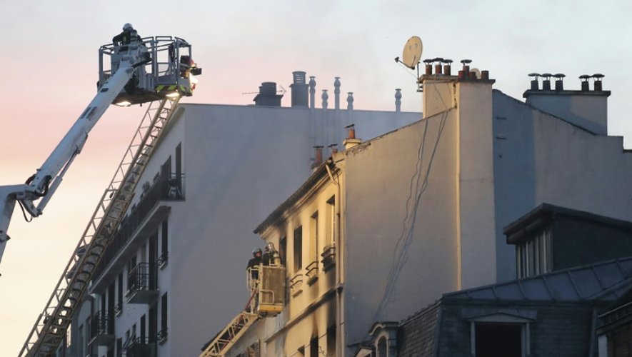 es pompiers luttent contre l'incendie d'un immeuble le 6 juin 2016 à Saint-Denis