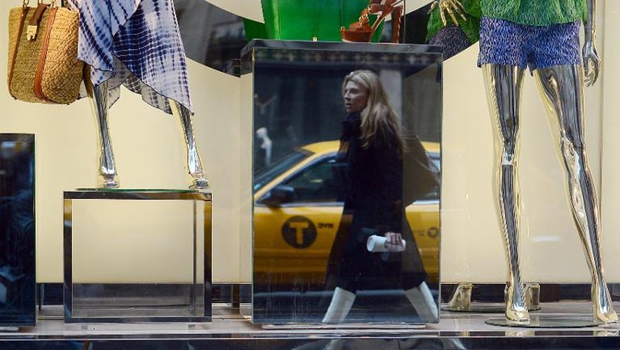 La silhouette d'une femme se reflète dans la vitrine d'un magasin, le 7 mars 2013 à New York