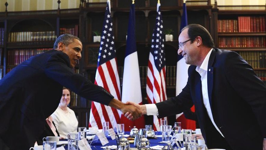 Barack Obama (g) et François Hollande (d) se serrent la main lors d'une rencontre bilatérale en marge du G8 à Lough Erne, en Irlande du Nord, le 18 juin 2013