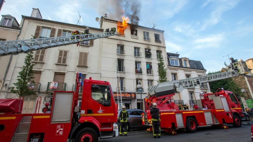 Les pompiers luttent contre l'incendie d'un immeuble le 6 juin 2016 à Saint-Denis