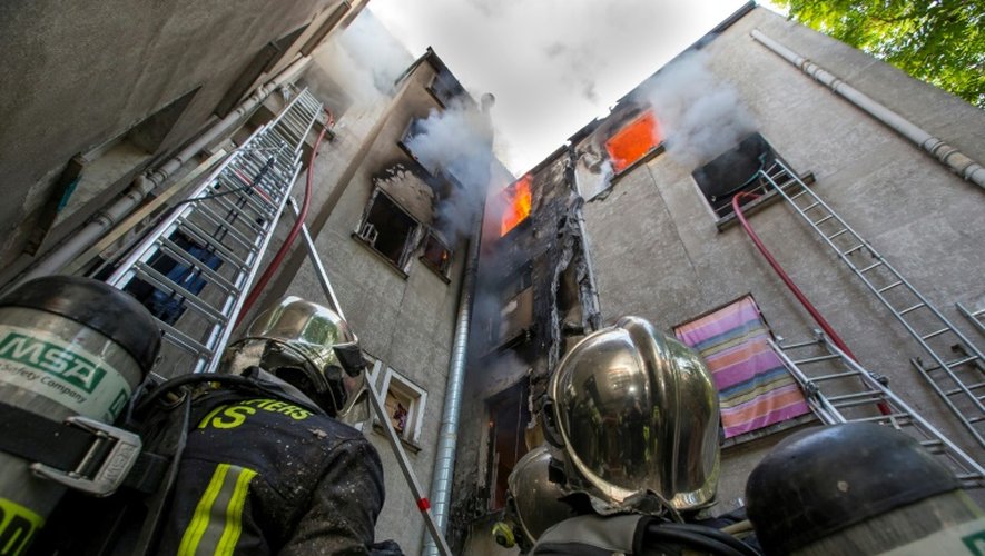 es pompiers luttent contre l'incendie d'un immeuble le 6 juin 2016 à Saint-Denis