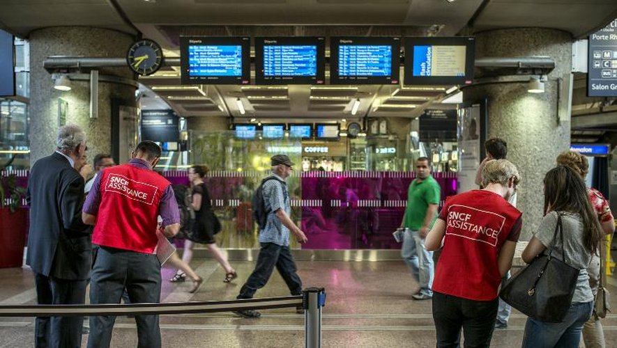 Des employés de la SNCF renseignent les voyageurs le 11 juin 2014 à la gare de la Part-Dieu à Lyon