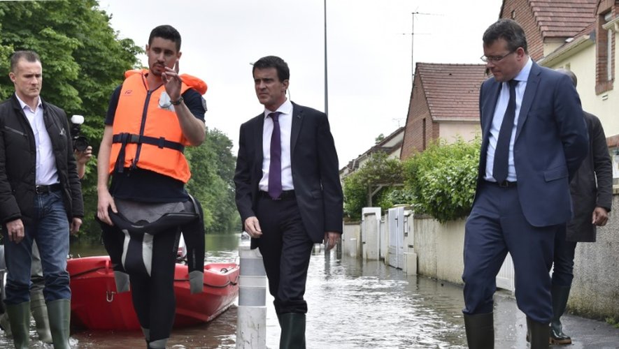 Le Premier ministre Manuel Valls et le président du Conseil départemental de l'Essonne Francois Duvovray lors d'une visite à Crosne, le 4 juin 2016