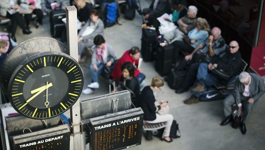 Des voyageurs en attente d'un train le 12 juin 2014 gare du Nord à Paris