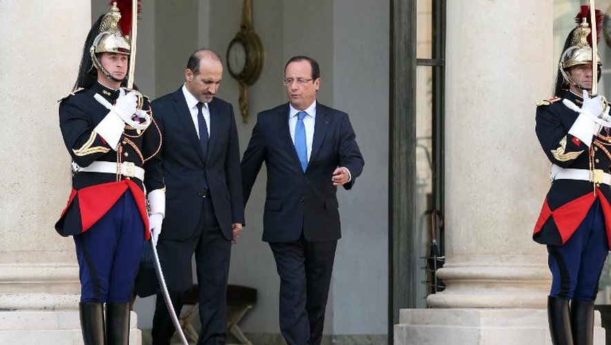 François Hollande (d) et le chef de l'opposition syrienne Ahmad al-Assi al-Jarba lors d'une conférence de presse à l'Elysée, le 29 août 2013 à Paris