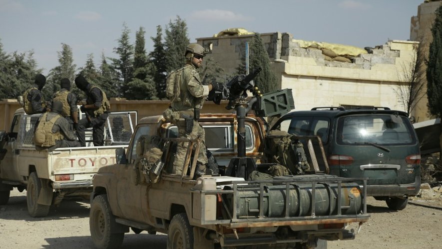 Les forces démocratiques syriennes et un militaire américain dans la province de Raqa, le 25 mai 2016