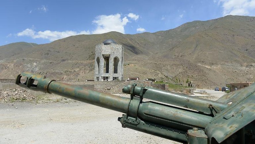 Un char de fabrication russe hors d'usage devant la tombe de commandant Massoud, dans la vallée du Panshir, le 8 juin 2014